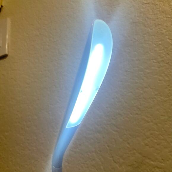 LED DESK LIGHT USB Cycle charge led lighting Touch sensor switch, White - Picture 3 of 4